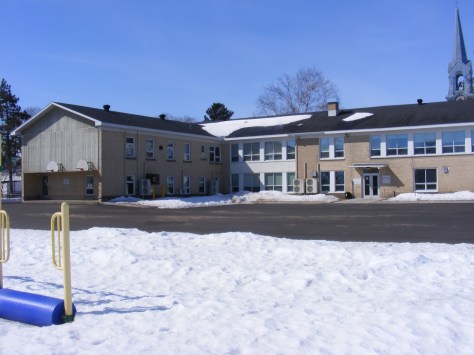 Face arrière de l'école primaire Arc-en-Ciel