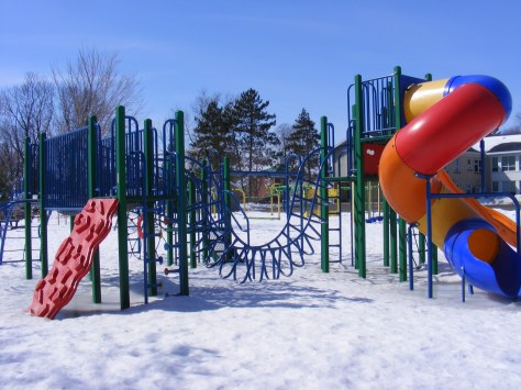 Jeux dans la cour d'école, école Arc-en-Ciel