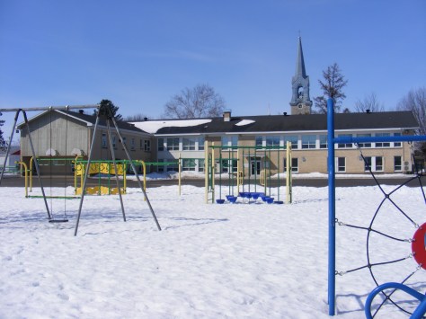 Jeux dans la cour d'école et face arrière de l'école, école Arc-en-Ciel, cour de récréation