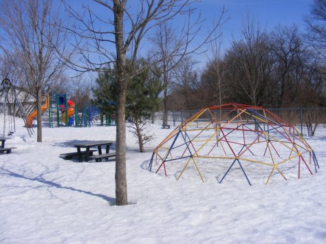 Araignée, arbres et table à pique-nique. École primaire Arc-en-Ciel, Sainte-Monique