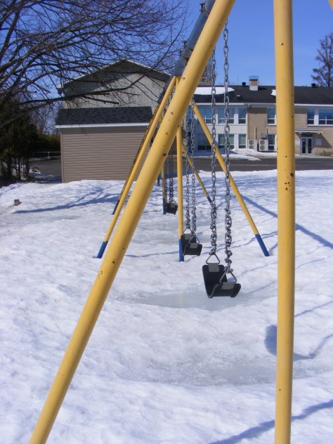 Jeux, balançoires cour de récréation école Arc-en-Ciel