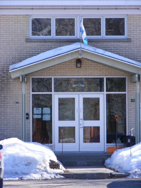 Portes d'entrée principales de l'école primaire Arc-en-Ciel