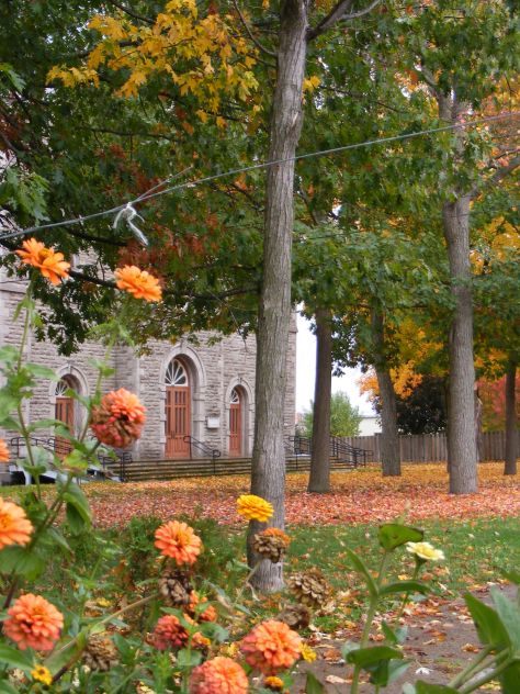Photo des portes de l'église à Sainte-Monique, Fleurs de zinnia à l'avant de la photo.