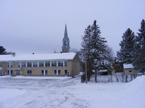 Cour de récréation de l'école primaire Arc-en-Ciel