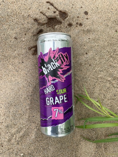 Canette d'alcool sur la plage