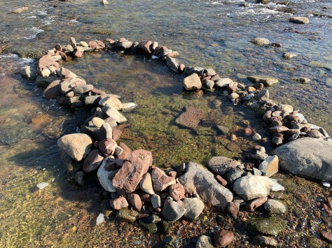 Photo de roches empilées dans la rivière