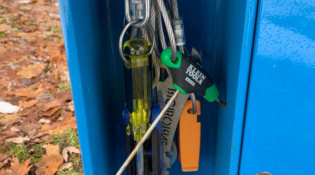 outils pour réparer bicyclettes Bici borne bleue Parc apollo rue principale sainte-monique