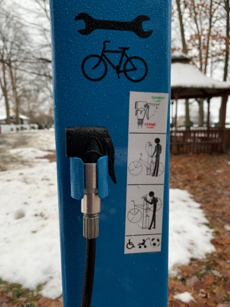 Bici borne bleu pour gonfler les pneus étiquette pratique d'explications
Parc apollo rue principale sainte-monique 